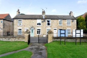 Country cottage with church view and fireplace near Leeds & York